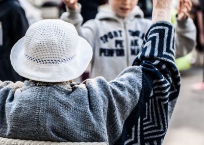 Maatullin alakoulun 4A tapasi Puistolan palvelutalon asukkaita